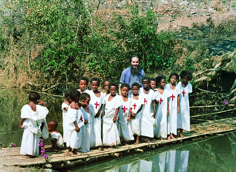 Ομαδική βάπτιση σε ποτάμι