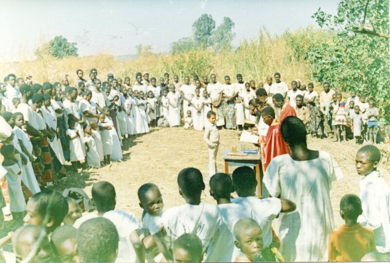  Μία από τις πρώτες ομαδικές βαπτίσεις του π. Κοσμά στην ύπαιθρο