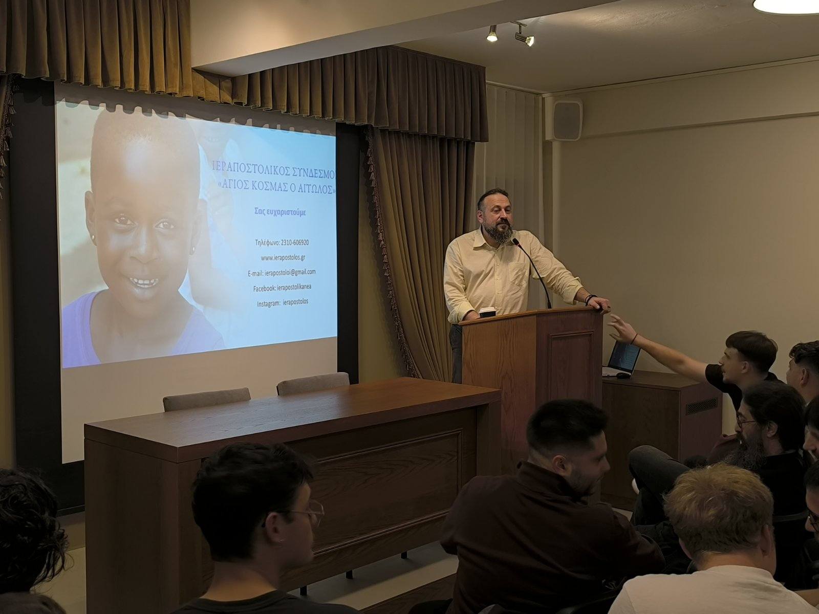 . Ο π. Λάζαρος κατά την επίσκεψη του στις φυλακές του Κολουέζι