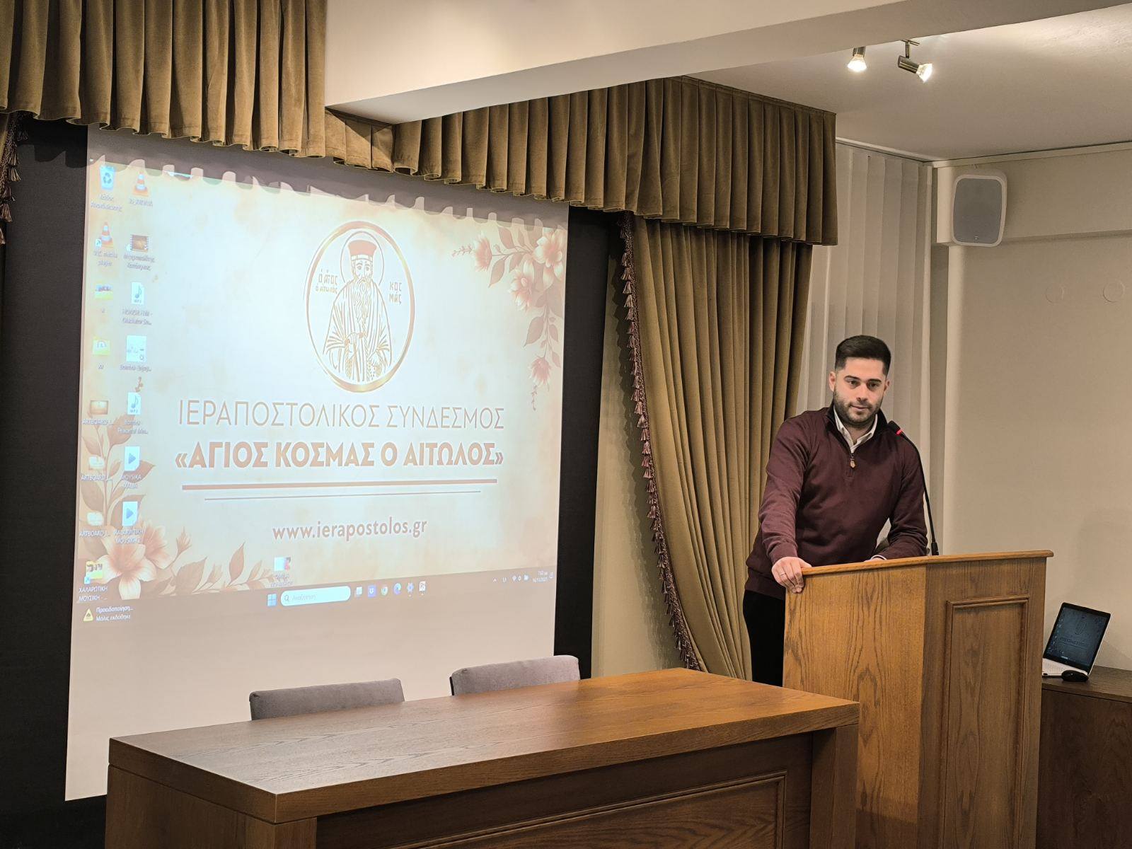 Ο π. Λάζαρος αγιάζει το νερό πριν τις βαπτίσεις.