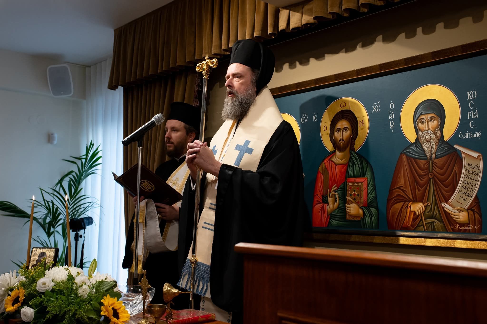 Ο π. Λάζαρος αγιάζει το νερό πριν τις βαπτίσεις.