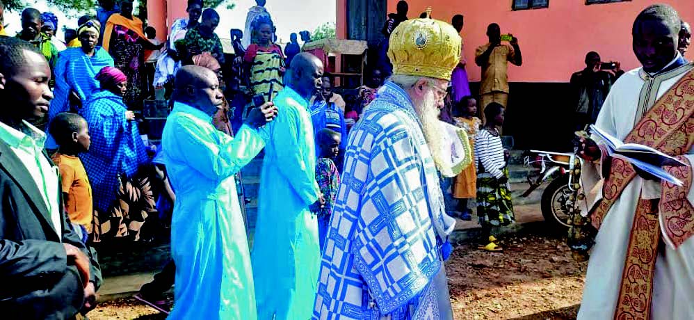 Ο π. Λάζαρος αγιάζει το νερό πριν τις βαπτίσεις.