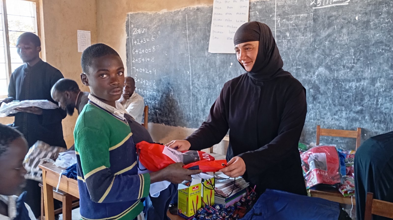 . Ο π. Λάζαρος κατά την επίσκεψη του στις φυλακές του Κολουέζι