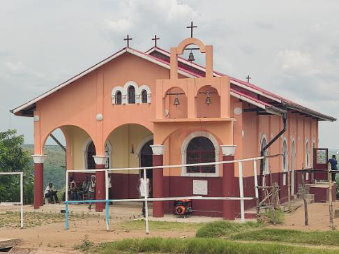 Ο π. Λάζαρος αγιάζει το νερό πριν τις βαπτίσεις.