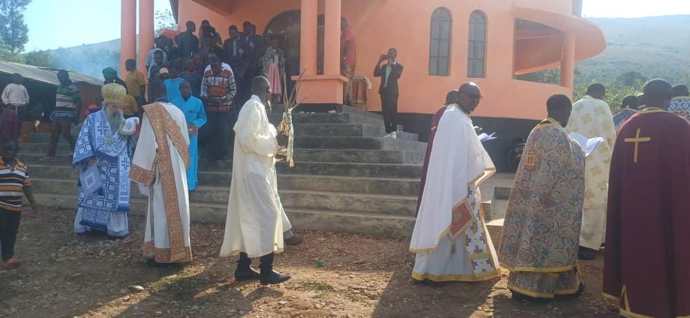 Ο π. Λάζαρος αγιάζει το νερό πριν τις βαπτίσεις.