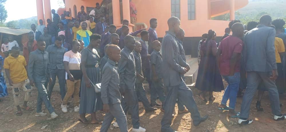 Ο π. Λάζαρος αγιάζει το νερό πριν τις βαπτίσεις.