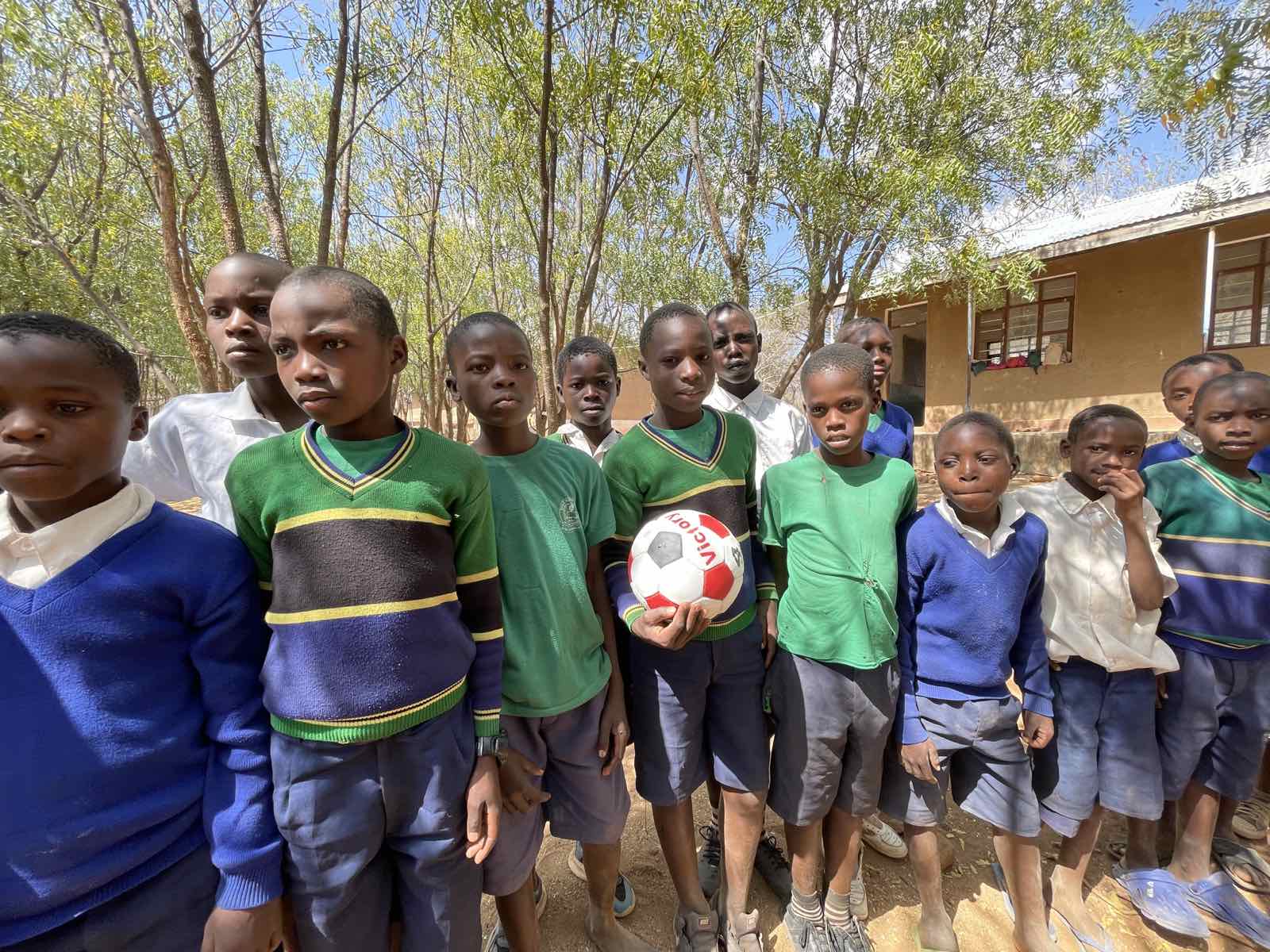 Ο π. Λάζαρος αγιάζει το νερό πριν τις βαπτίσεις.