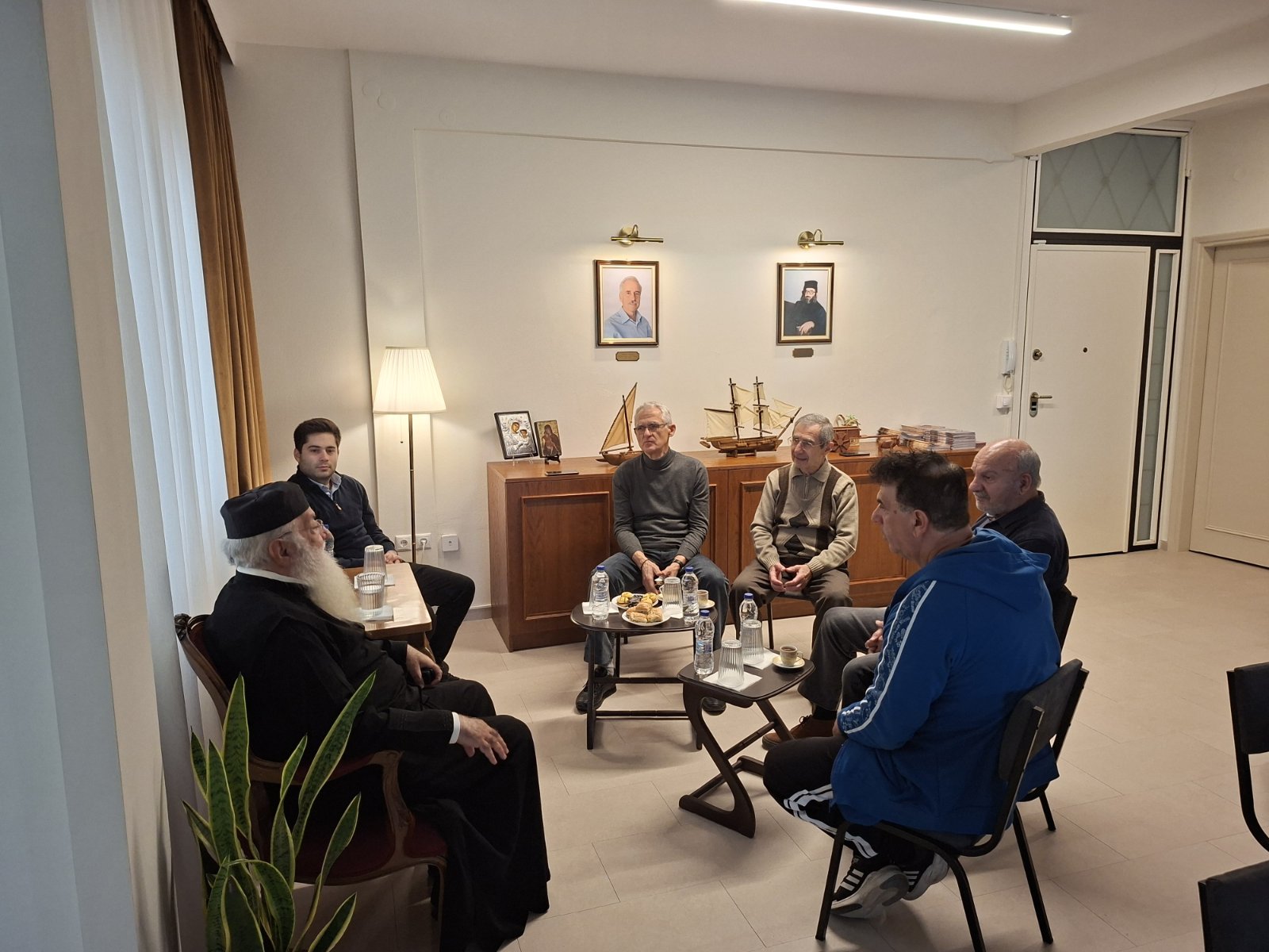 . Ο π. Λάζαρος κατά την επίσκεψη του στις φυλακές του Κολουέζι