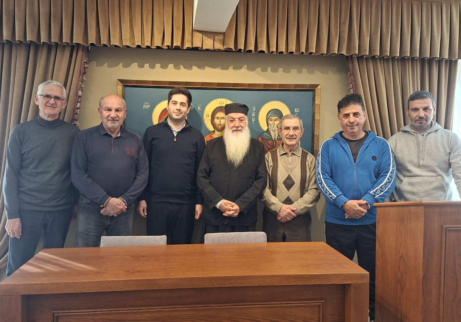 Ο π. Λάζαρος αγιάζει το νερό πριν τις βαπτίσεις.