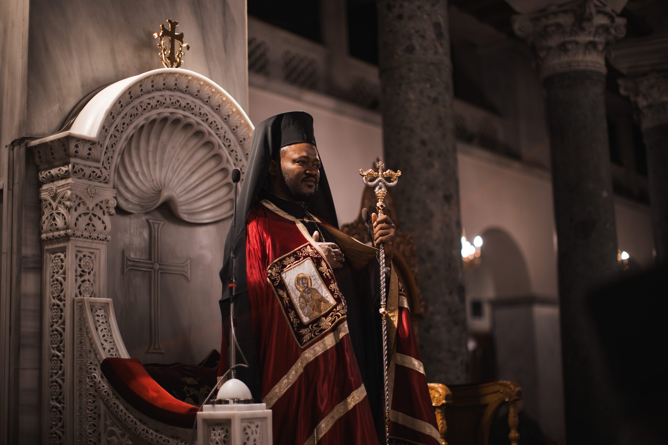 Ο π. Λάζαρος αγιάζει το νερό πριν τις βαπτίσεις.