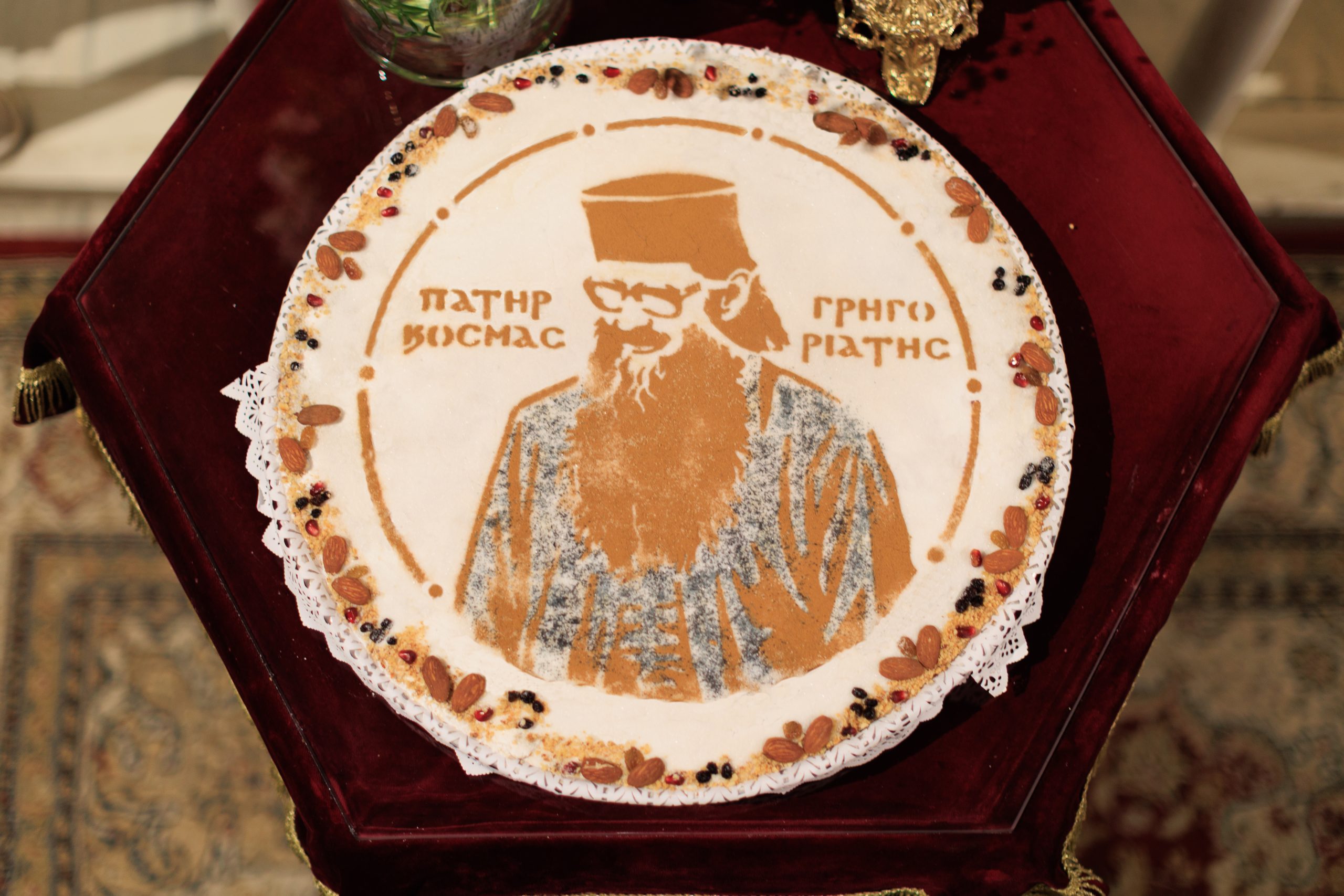 Ο π. Λάζαρος αγιάζει το νερό πριν τις βαπτίσεις.