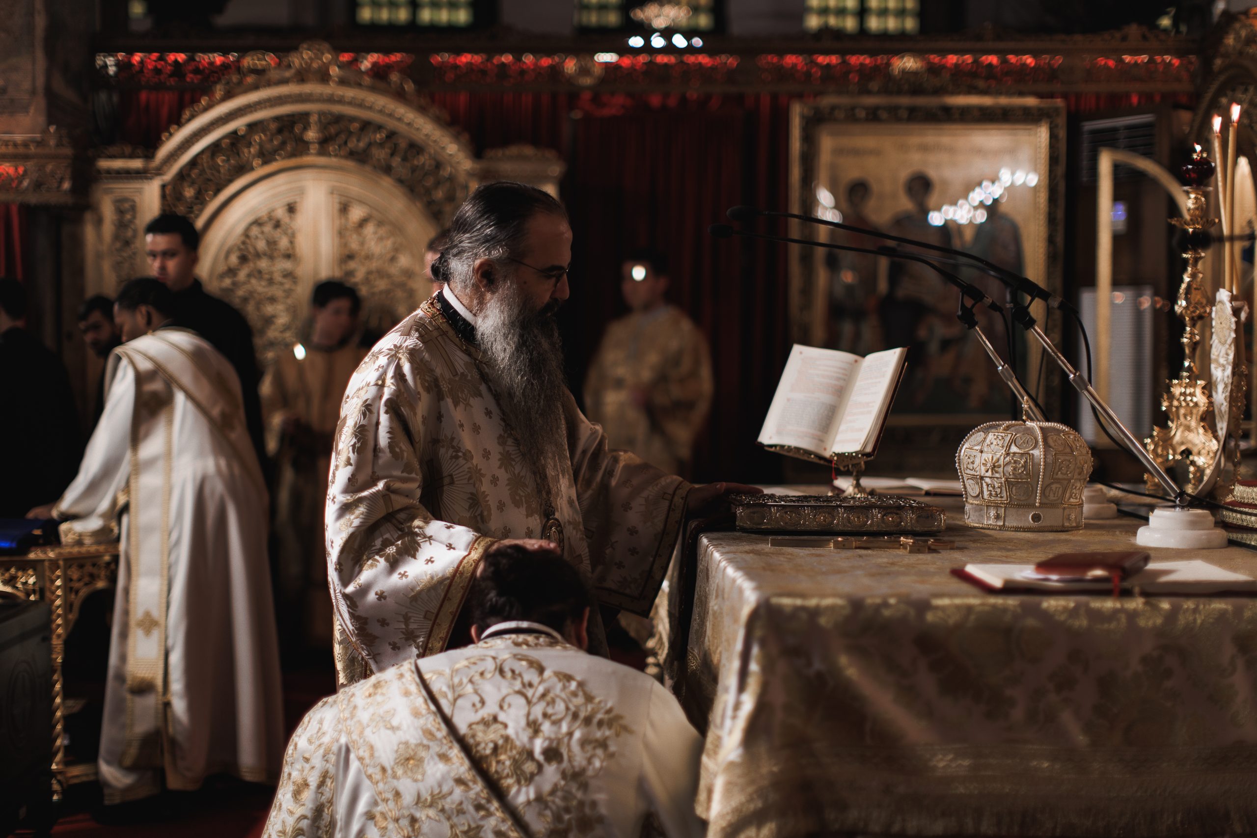 . Ο π. Λάζαρος κατά την επίσκεψη του στις φυλακές του Κολουέζι