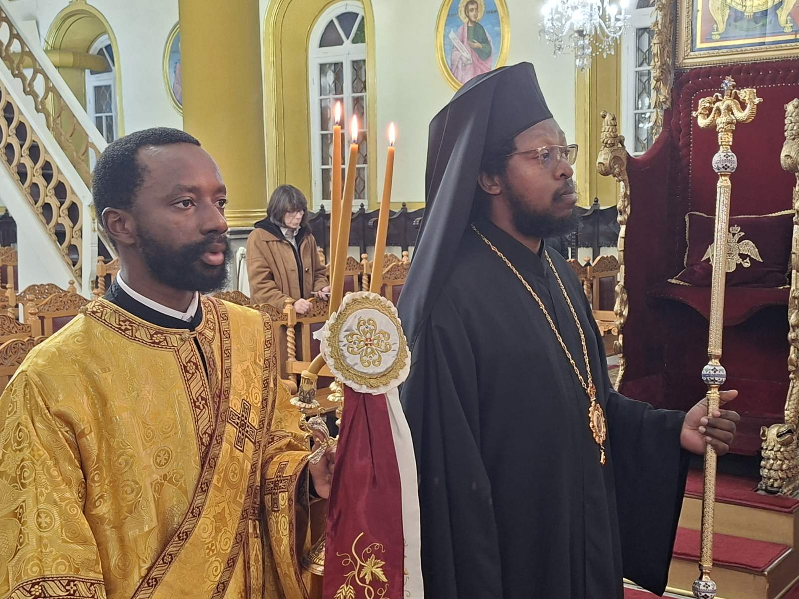 Ο π. Λάζαρος αγιάζει το νερό πριν τις βαπτίσεις.