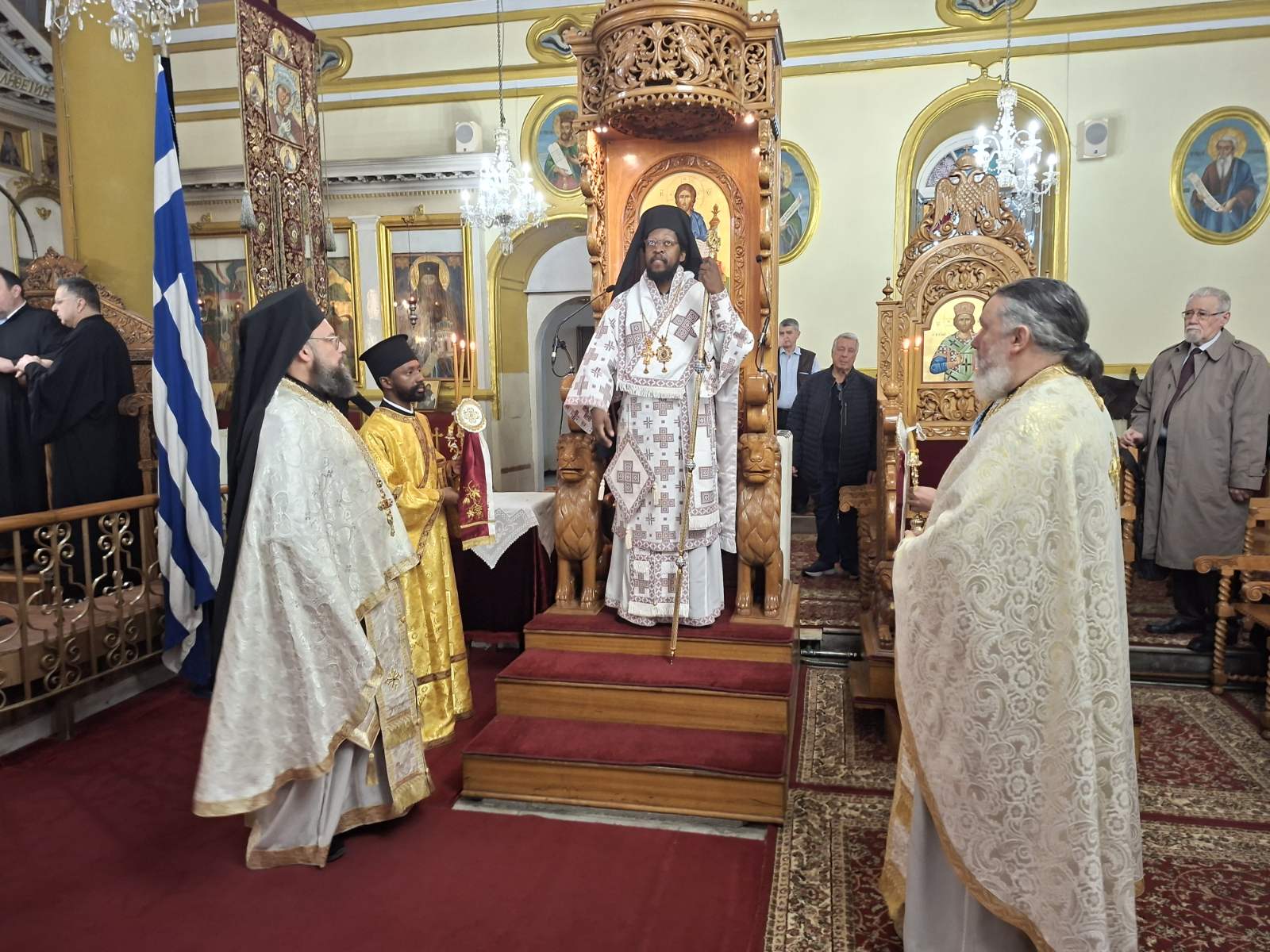 Ο π. Λάζαρος αγιάζει το νερό πριν τις βαπτίσεις.