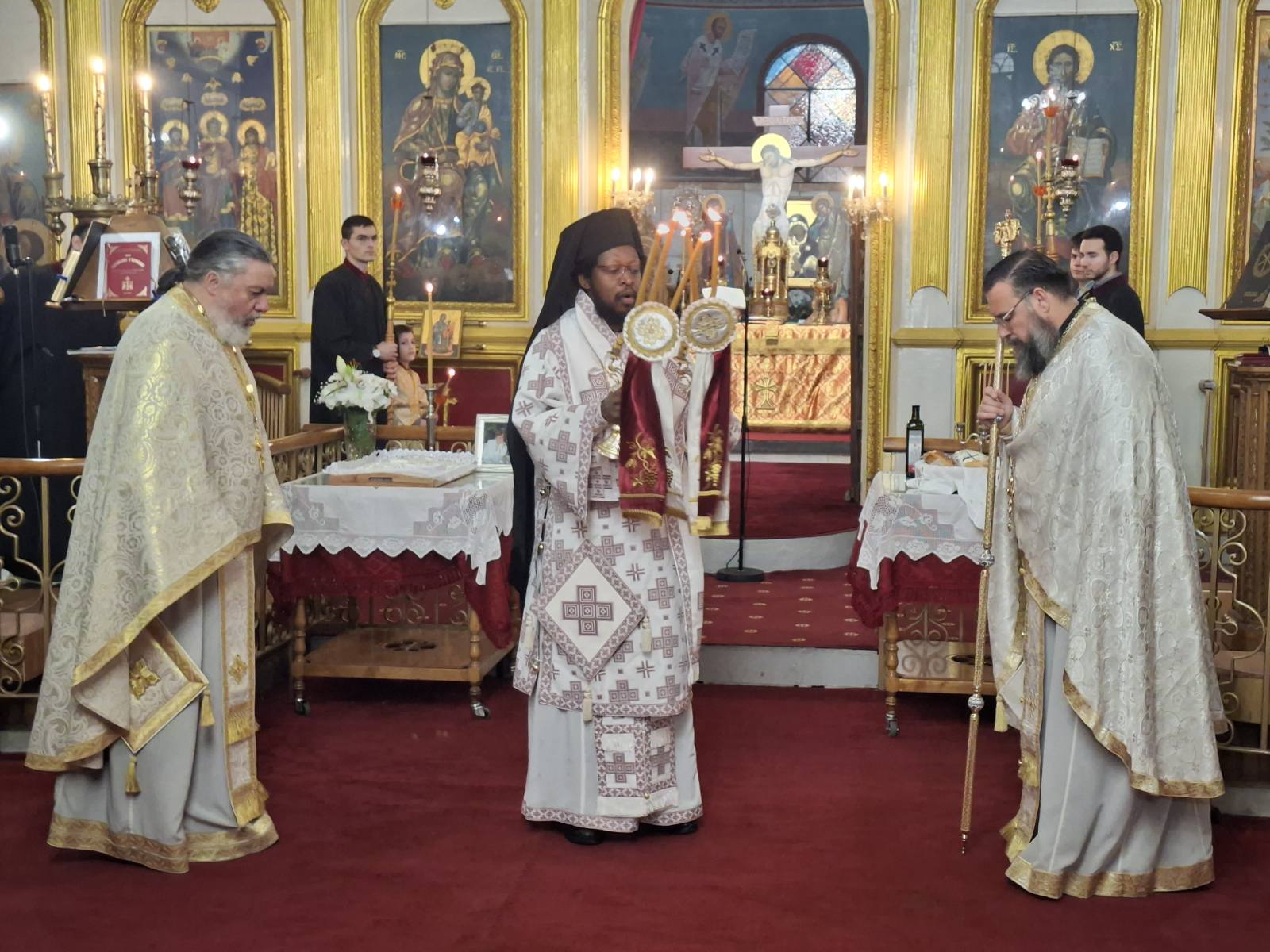 Ο π. Λάζαρος αγιάζει το νερό πριν τις βαπτίσεις.