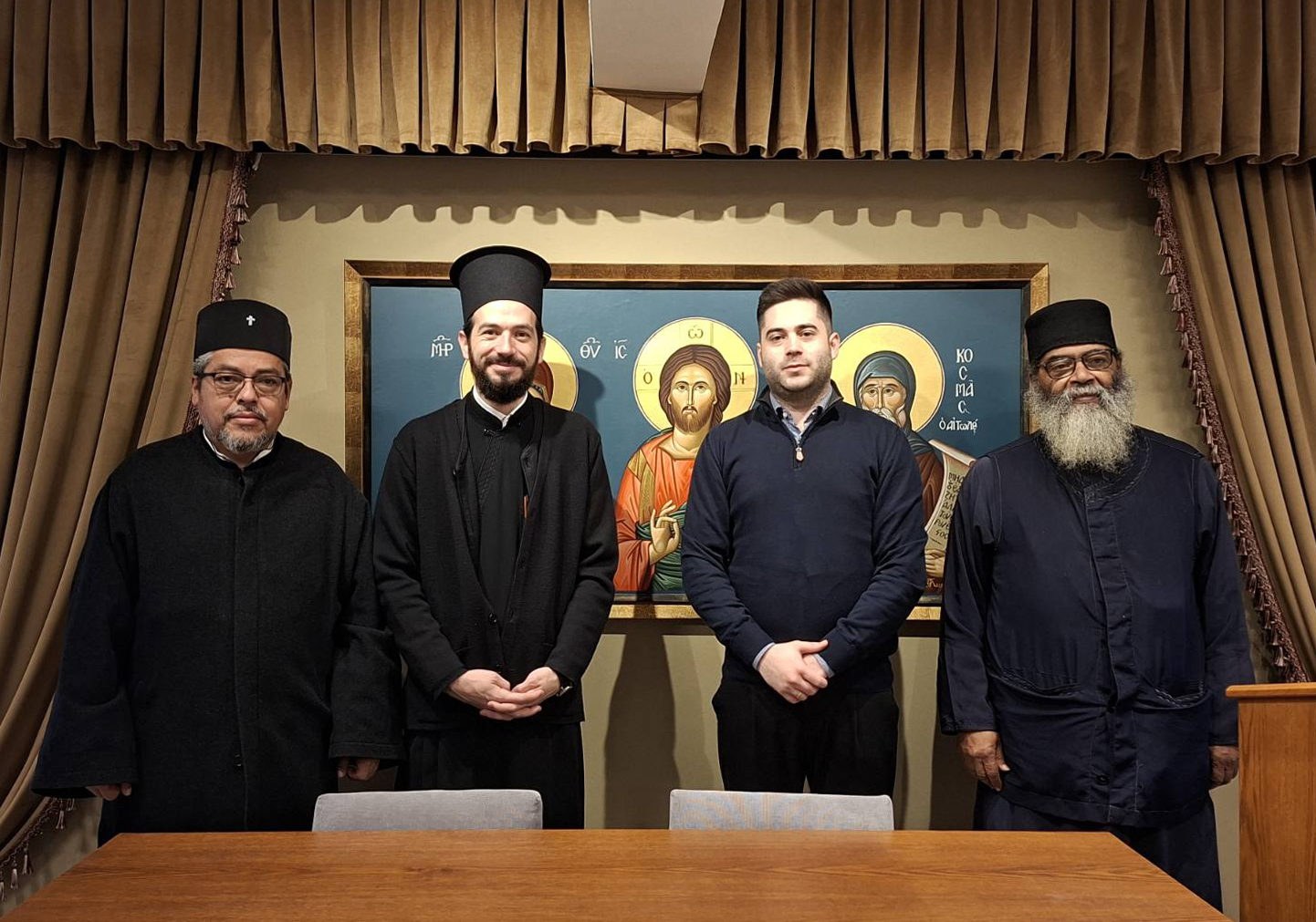 Ο π. Λάζαρος αγιάζει το νερό πριν τις βαπτίσεις.