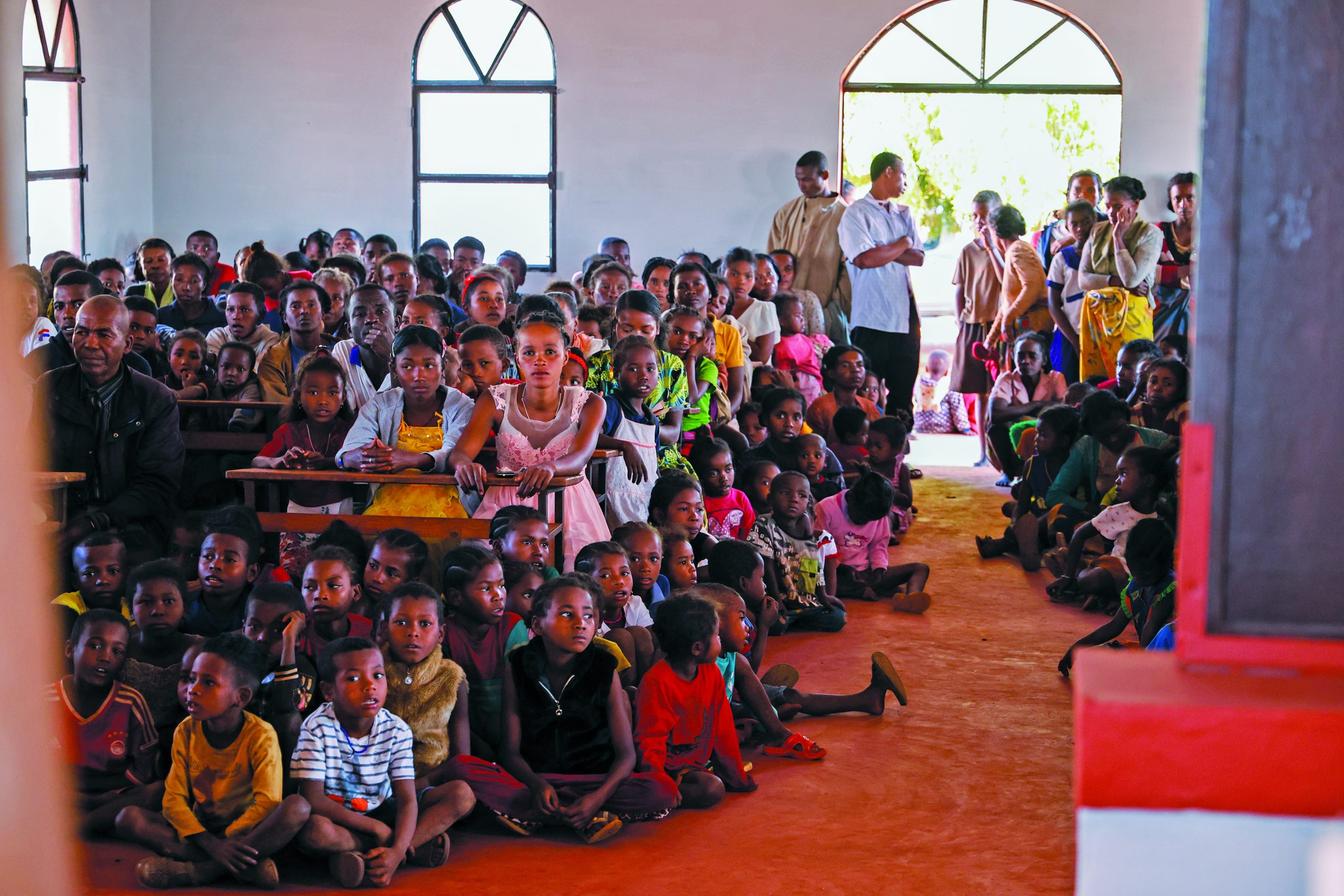 Ο π. Λάζαρος αγιάζει το νερό πριν τις βαπτίσεις.