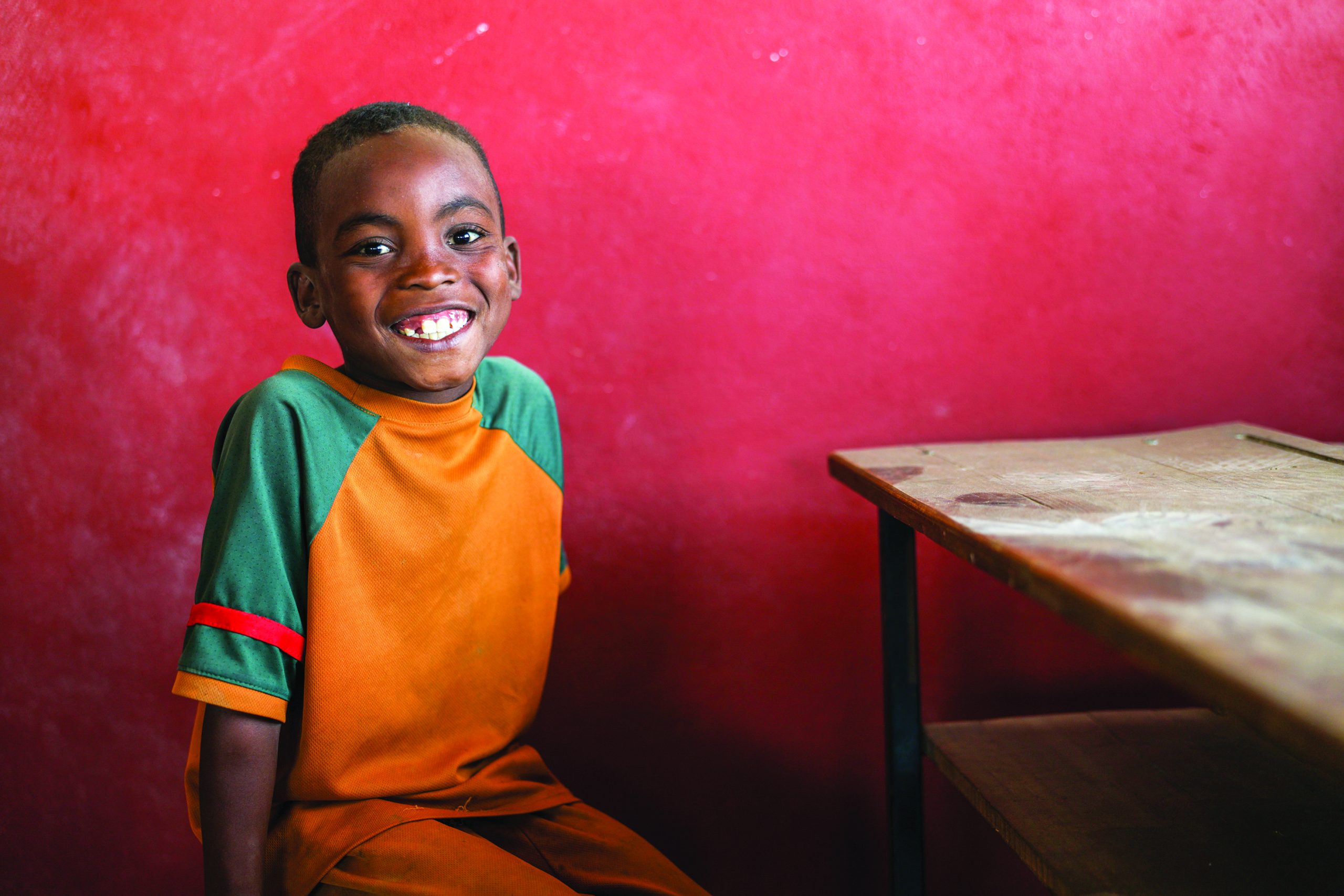 Ο π. Λάζαρος αγιάζει το νερό πριν τις βαπτίσεις.