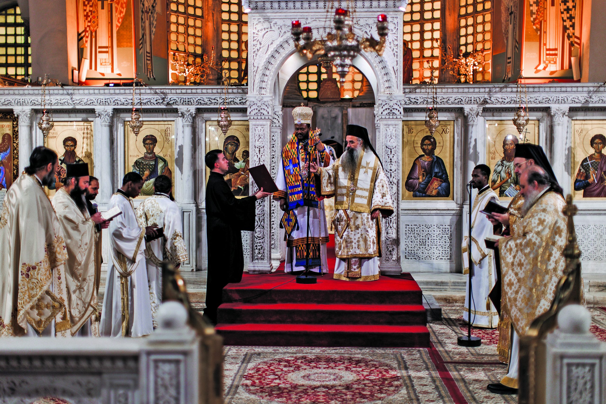 Ο π. Λάζαρος αγιάζει το νερό πριν τις βαπτίσεις.