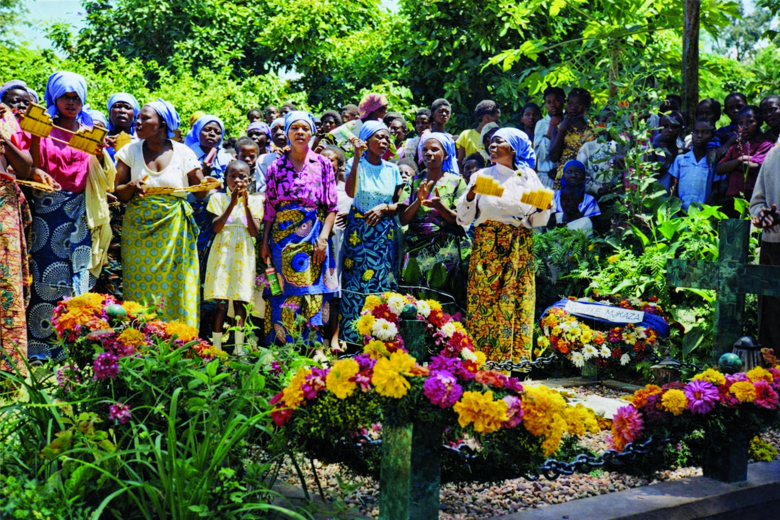 Ο π. Λάζαρος αγιάζει το νερό πριν τις βαπτίσεις.