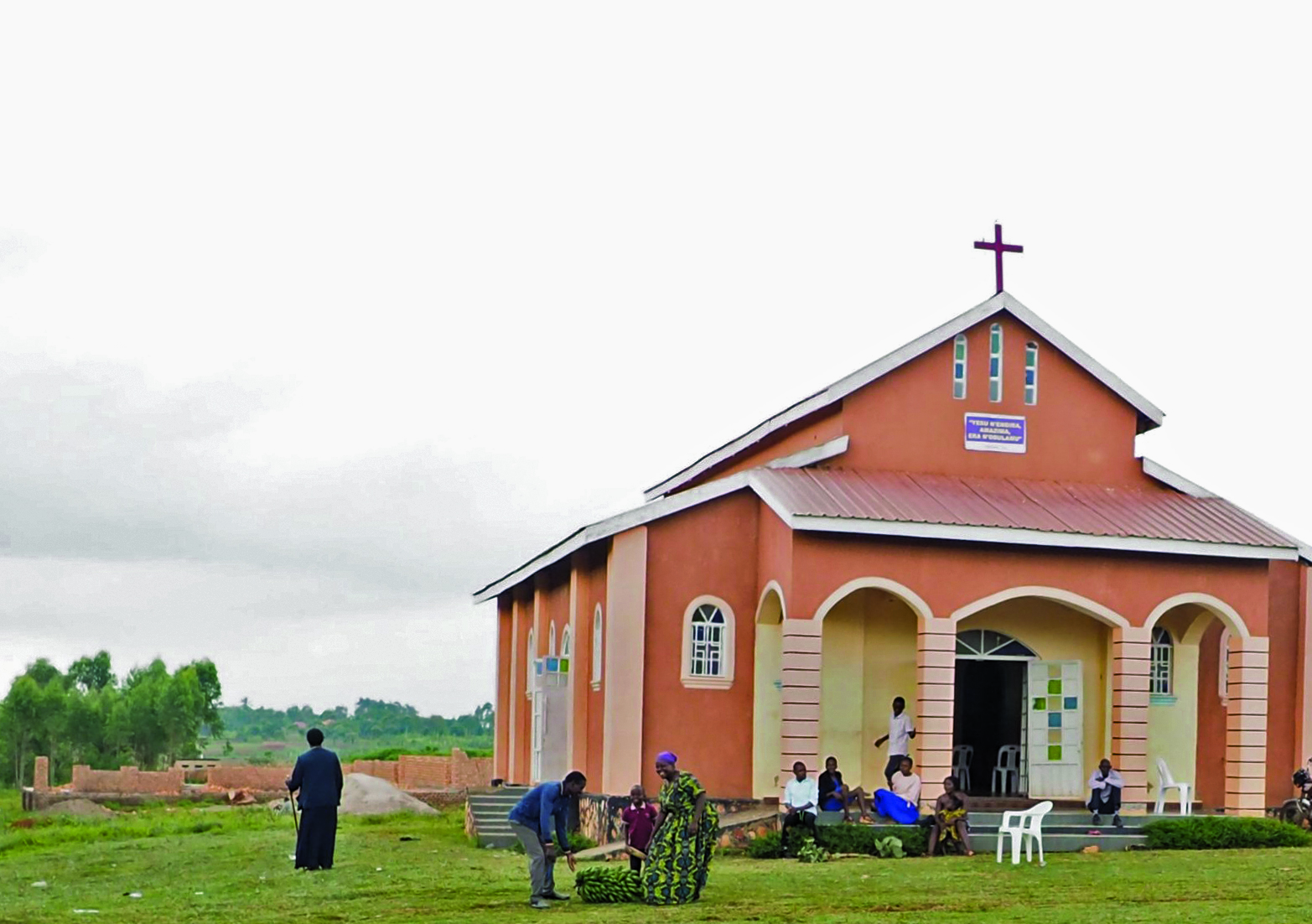 Ο π. Λάζαρος αγιάζει το νερό πριν τις βαπτίσεις.