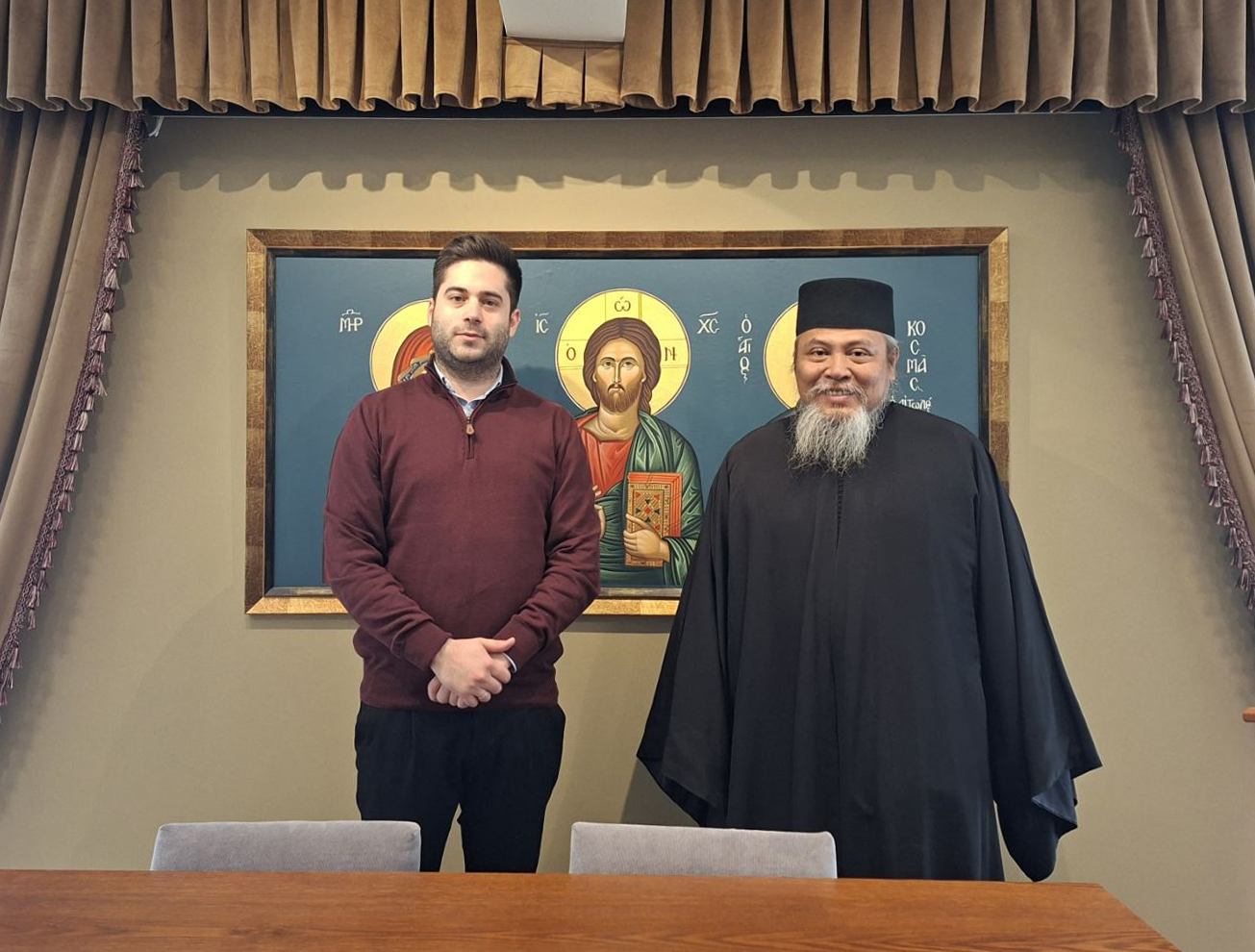 Ο π. Λάζαρος αγιάζει το νερό πριν τις βαπτίσεις.