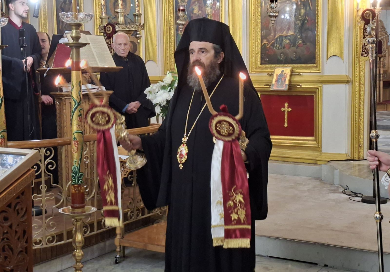 Ο π. Λάζαρος αγιάζει το νερό πριν τις βαπτίσεις.