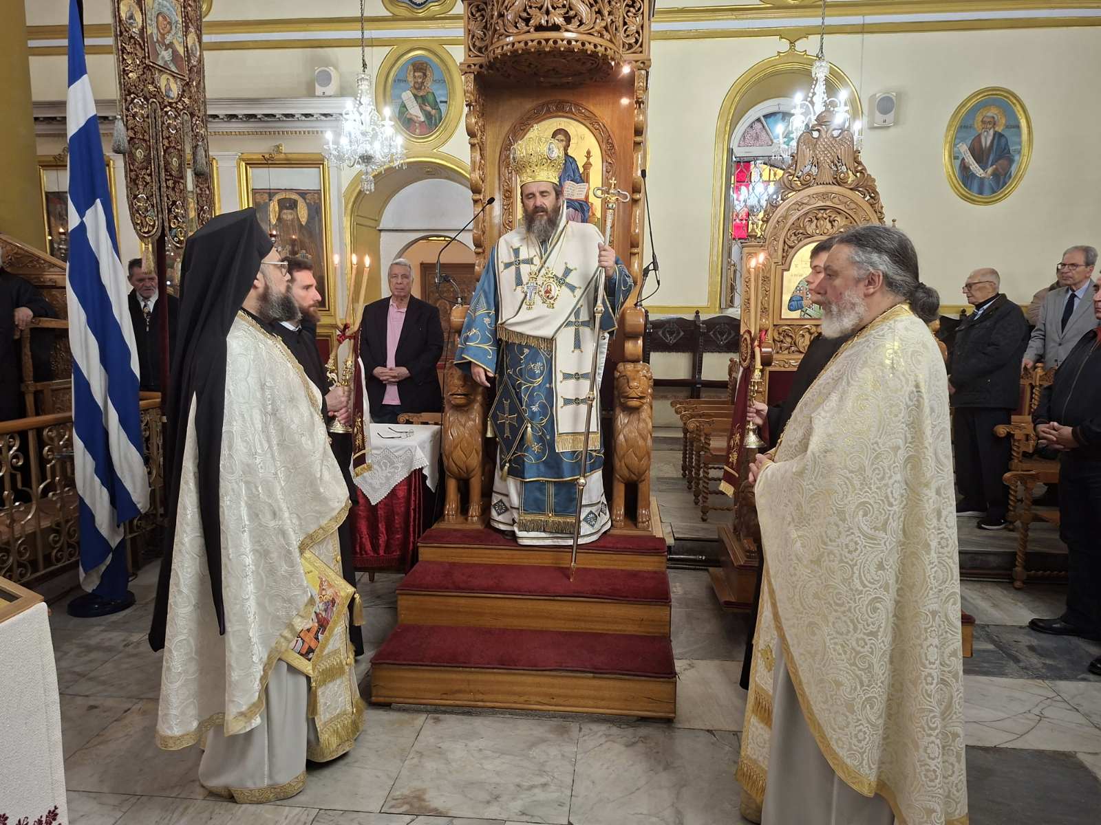 Ο π. Λάζαρος αγιάζει το νερό πριν τις βαπτίσεις.