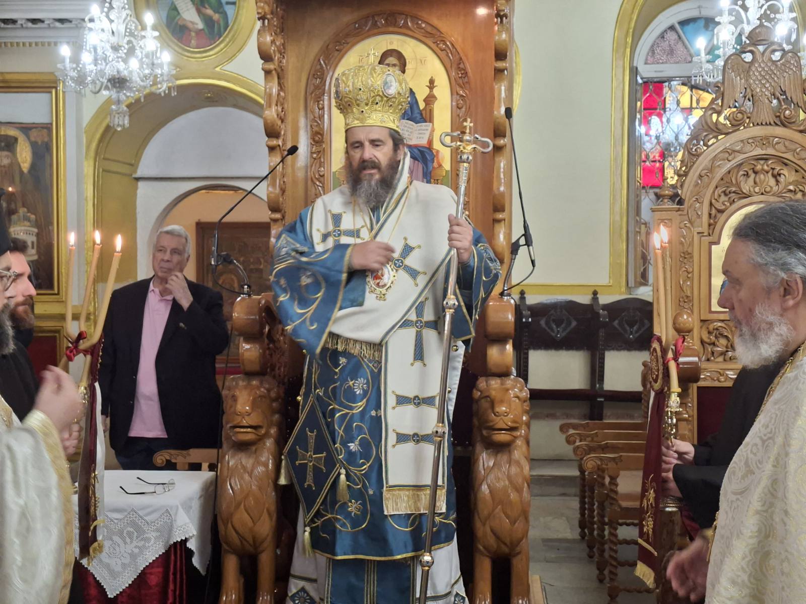 Ο π. Λάζαρος αγιάζει το νερό πριν τις βαπτίσεις.