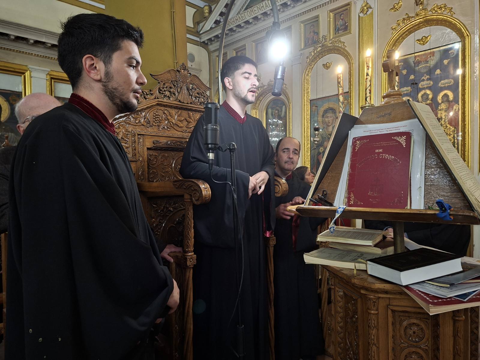 Ο π. Λάζαρος αγιάζει το νερό πριν τις βαπτίσεις.