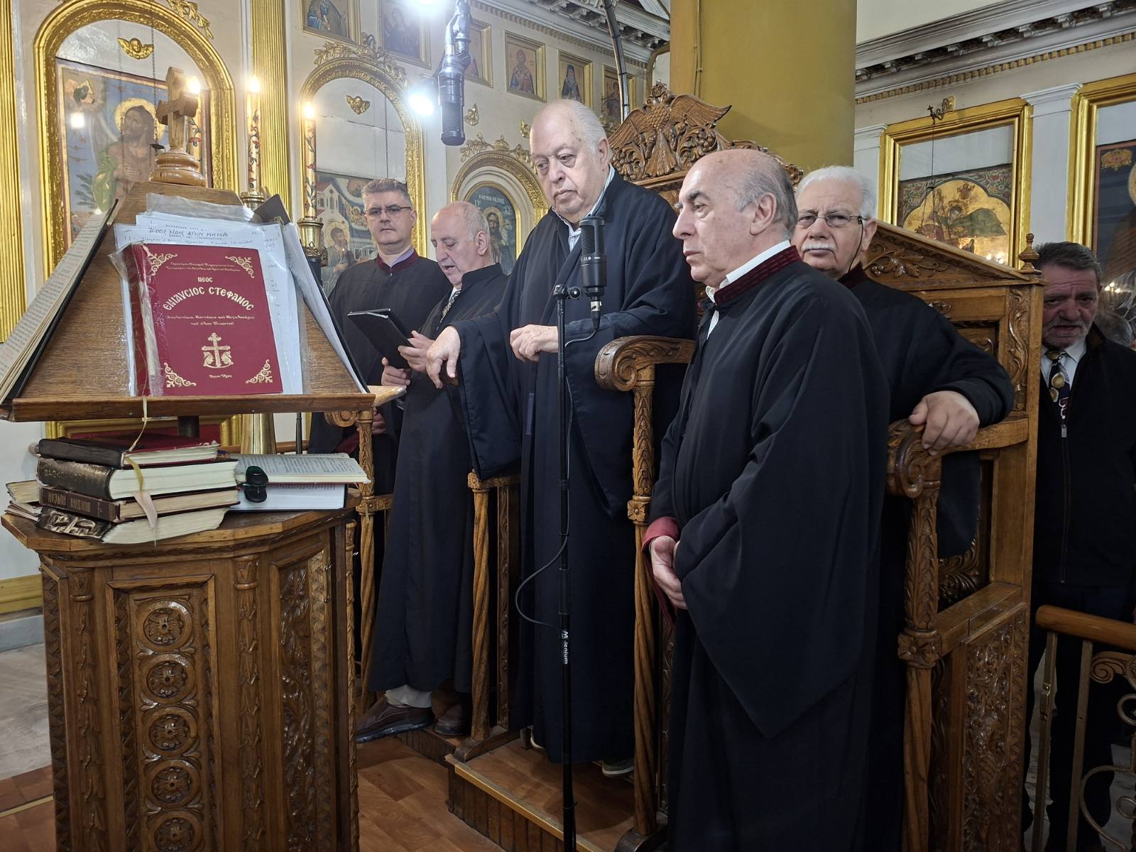 Ο π. Λάζαρος αγιάζει το νερό πριν τις βαπτίσεις.