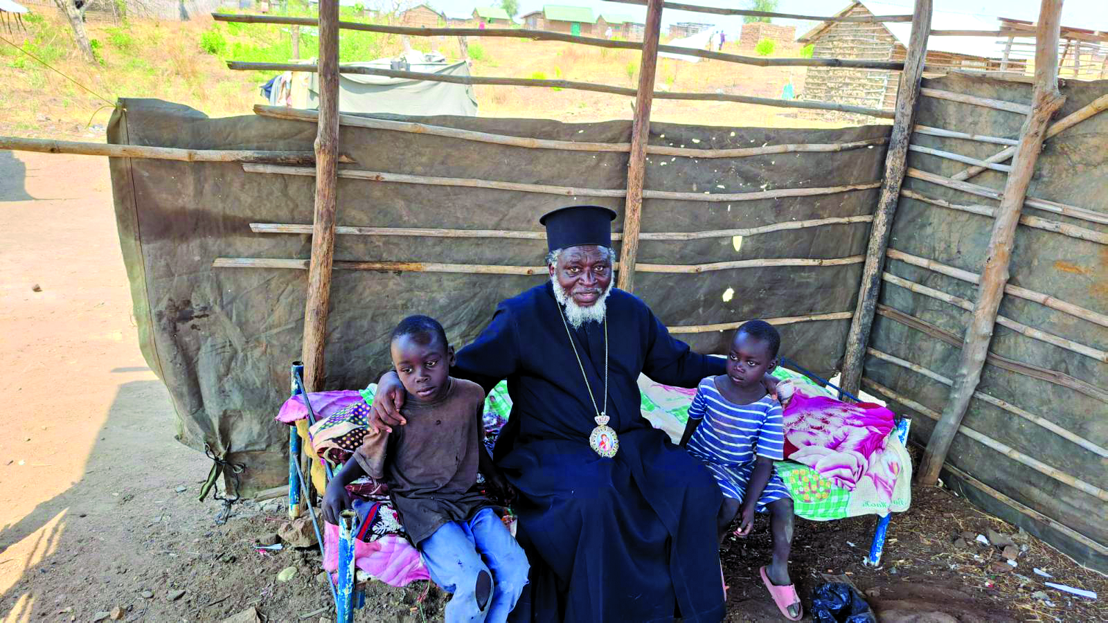 Ο π. Λάζαρος αγιάζει το νερό πριν τις βαπτίσεις.