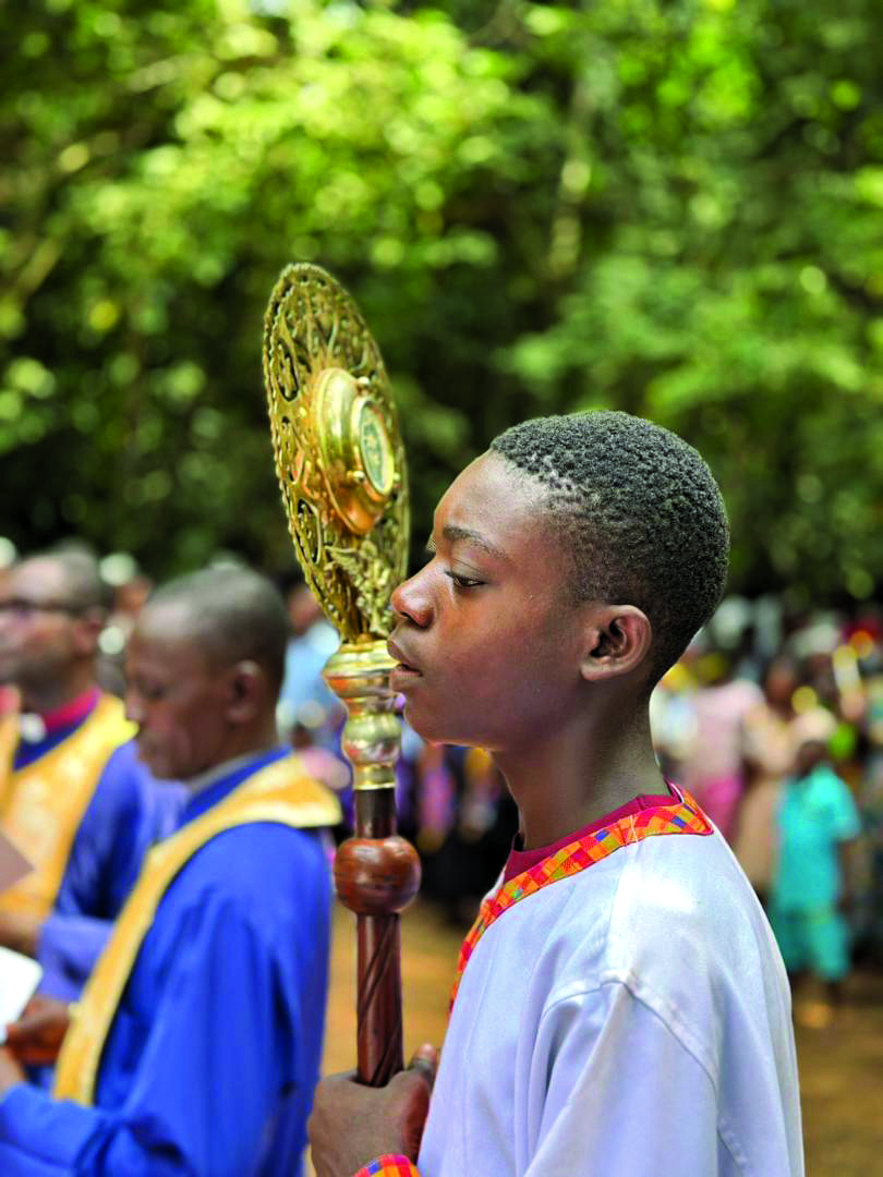 Ο π. Λάζαρος αγιάζει το νερό πριν τις βαπτίσεις.