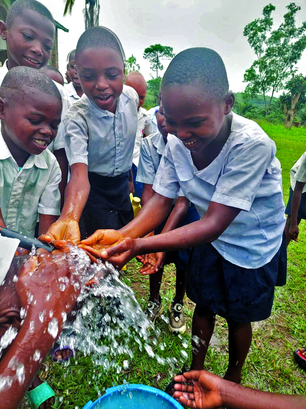 Ο π. Λάζαρος αγιάζει το νερό πριν τις βαπτίσεις.