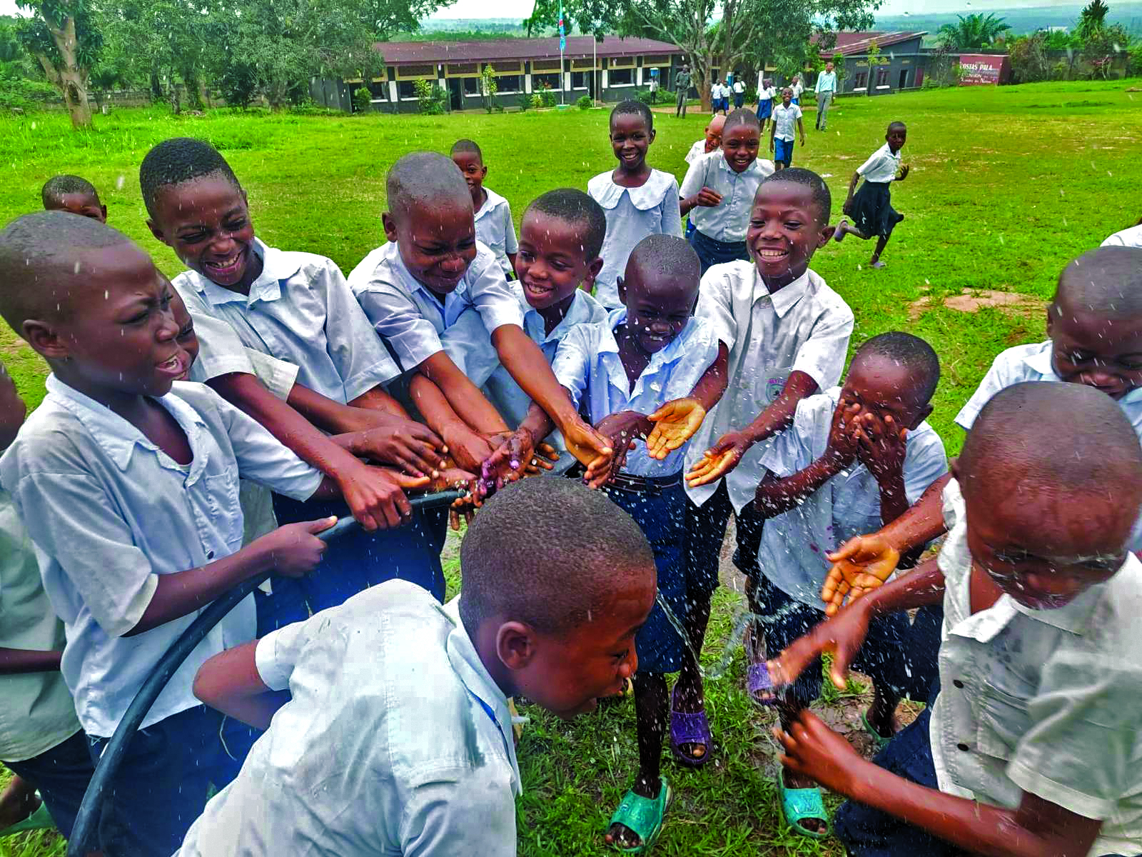 Ο π. Λάζαρος αγιάζει το νερό πριν τις βαπτίσεις.