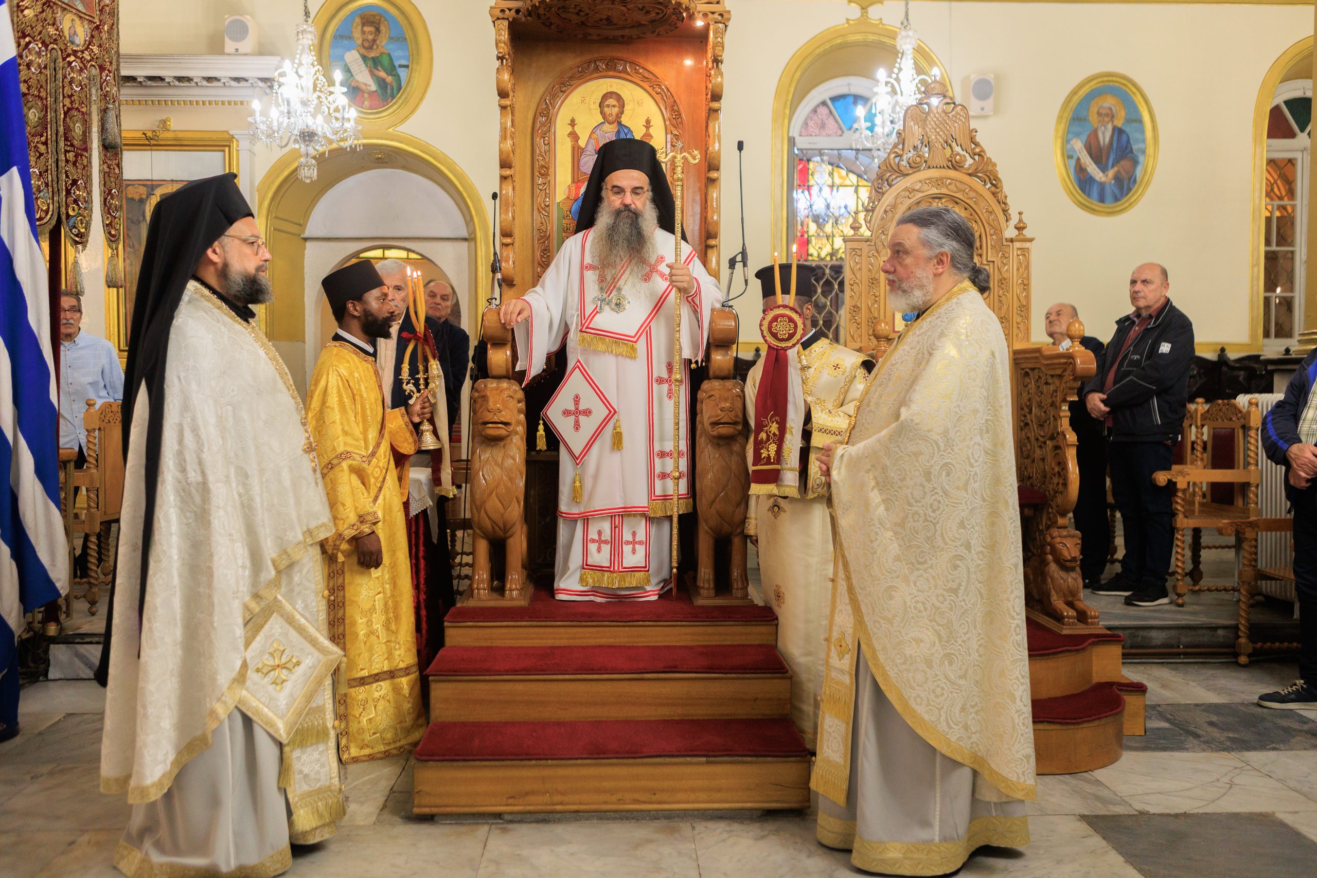 Ο π. Λάζαρος αγιάζει το νερό πριν τις βαπτίσεις.