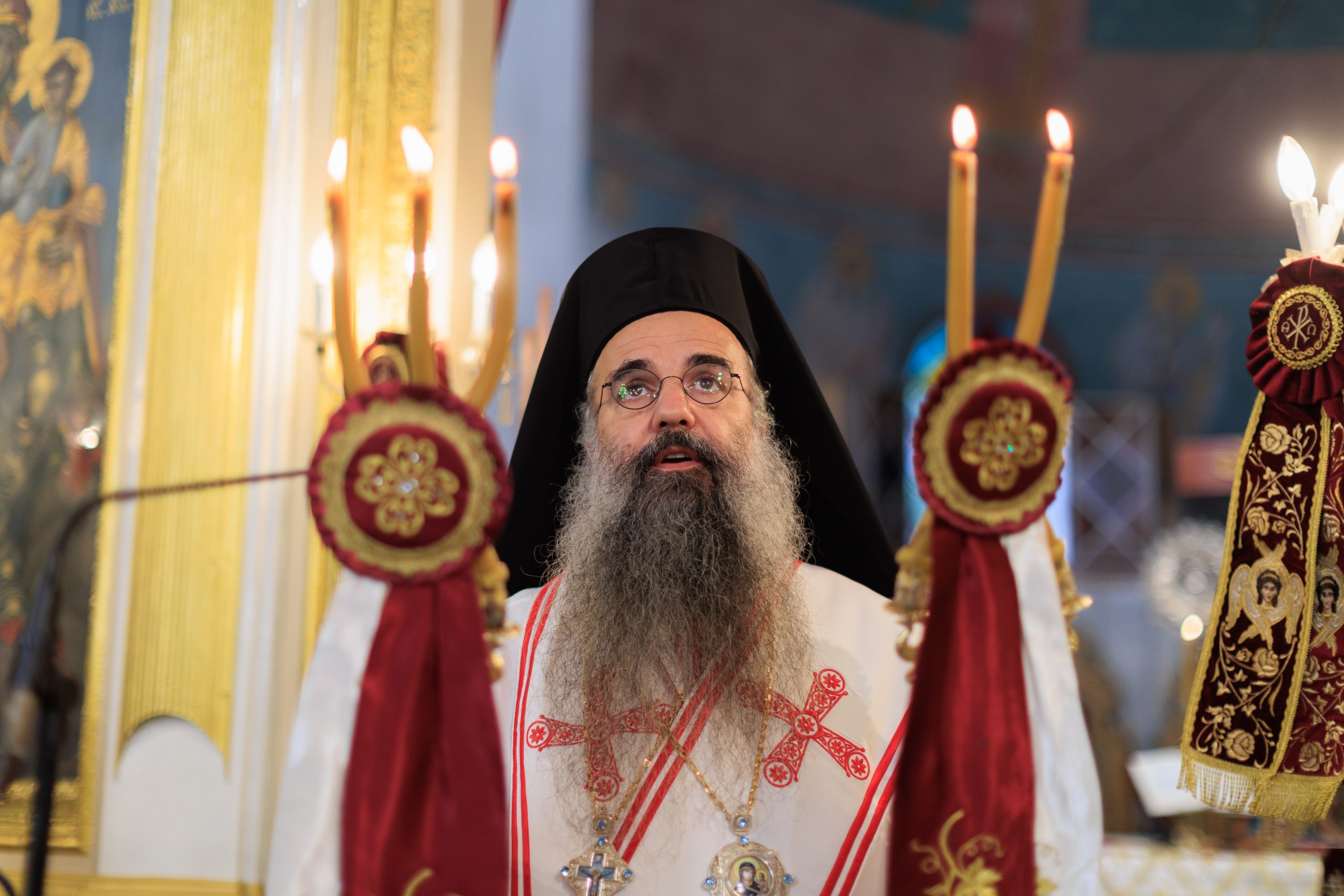 Ο π. Λάζαρος αγιάζει το νερό πριν τις βαπτίσεις.