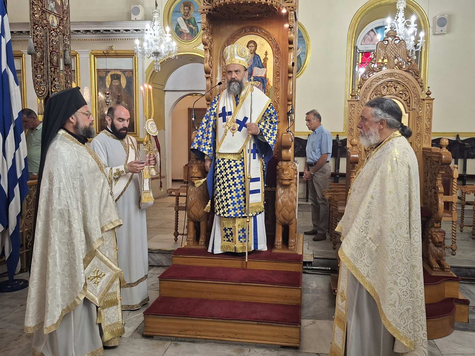 Ο π. Λάζαρος αγιάζει το νερό πριν τις βαπτίσεις.