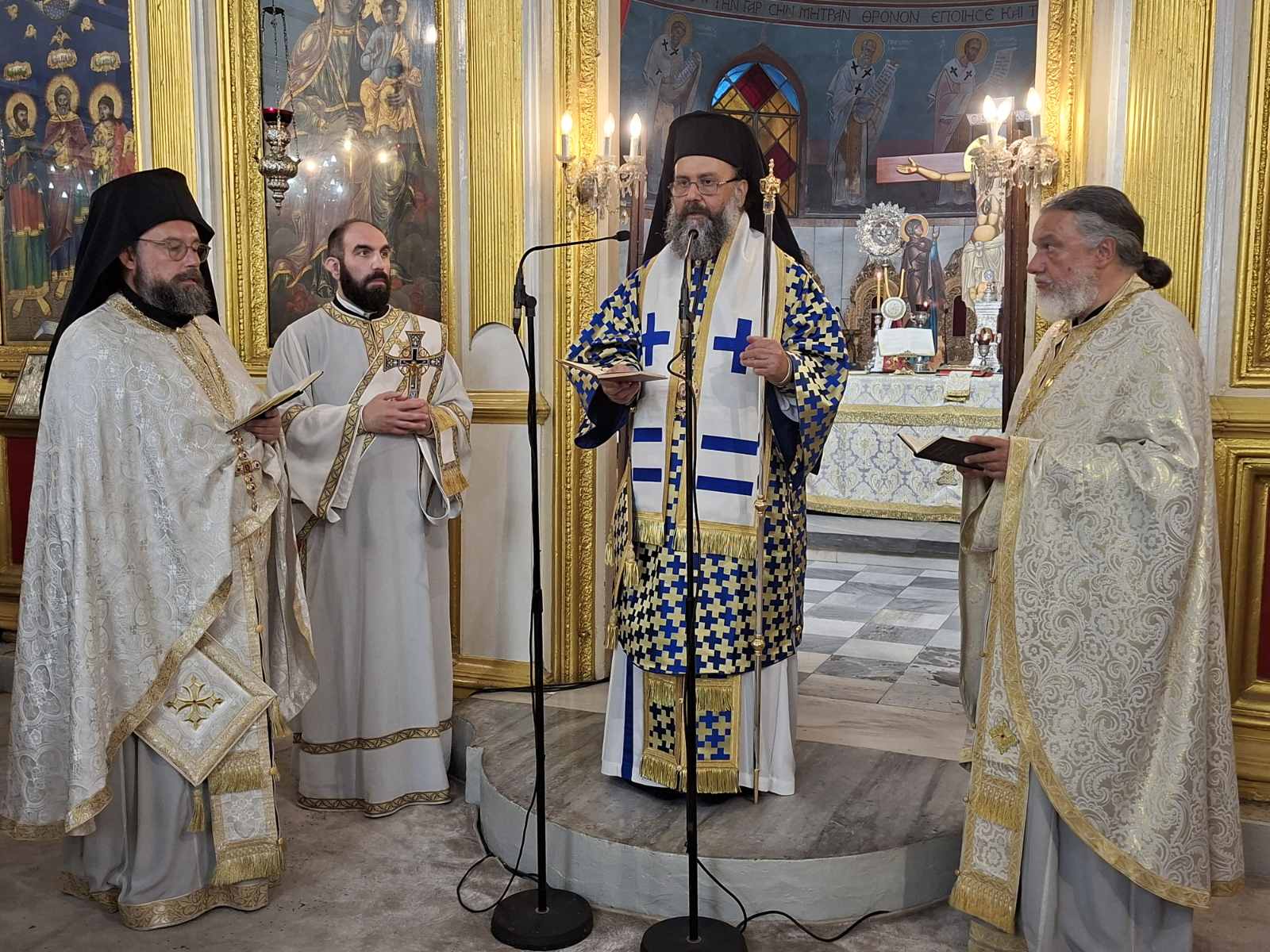 . Ο π. Λάζαρος κατά την επίσκεψη του στις φυλακές του Κολουέζι