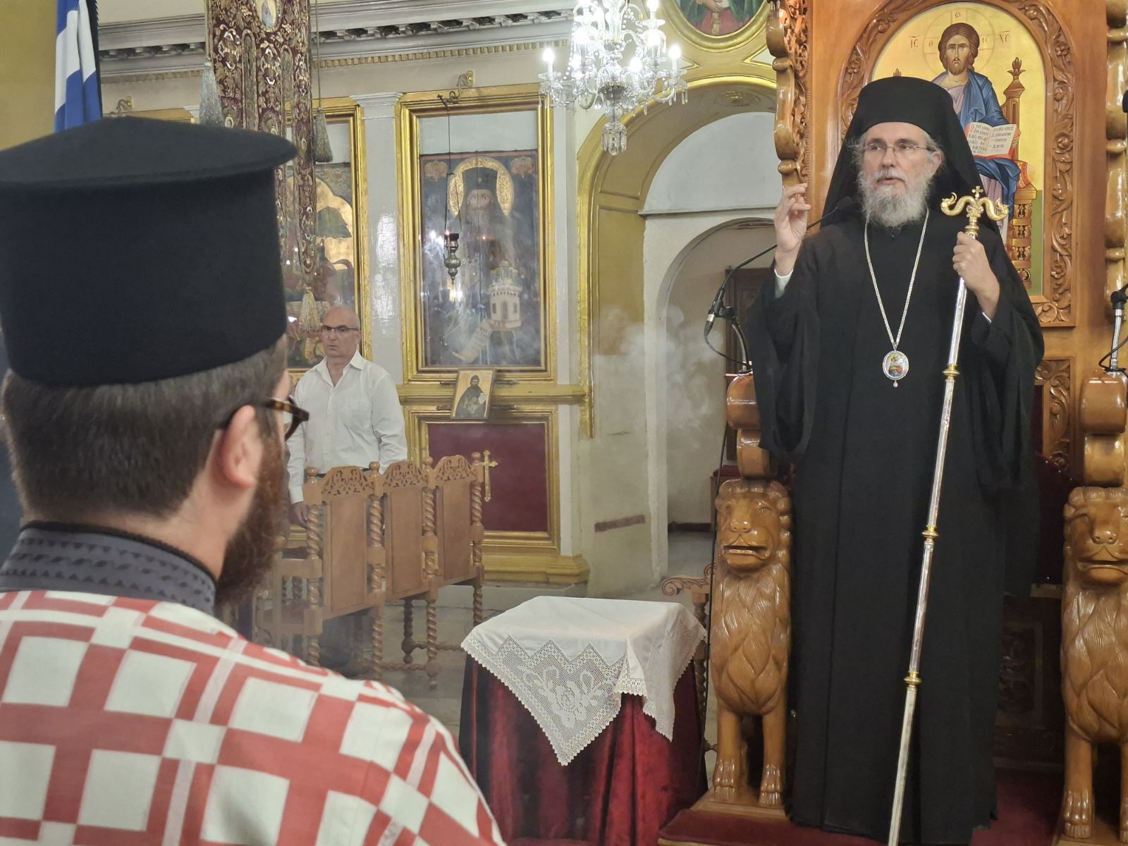 Ο π. Λάζαρος αγιάζει το νερό πριν τις βαπτίσεις.