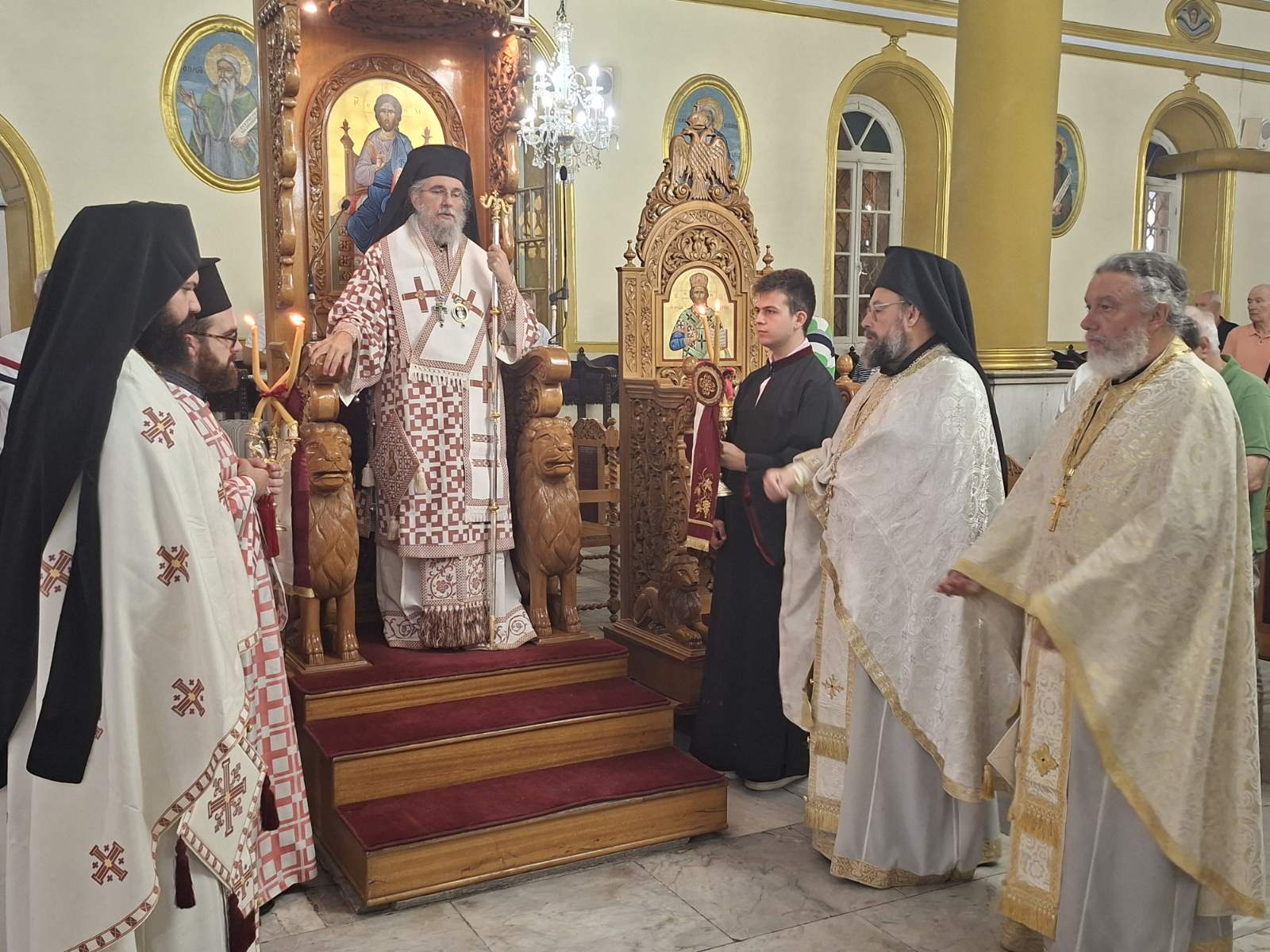 Ο π. Λάζαρος αγιάζει το νερό πριν τις βαπτίσεις.