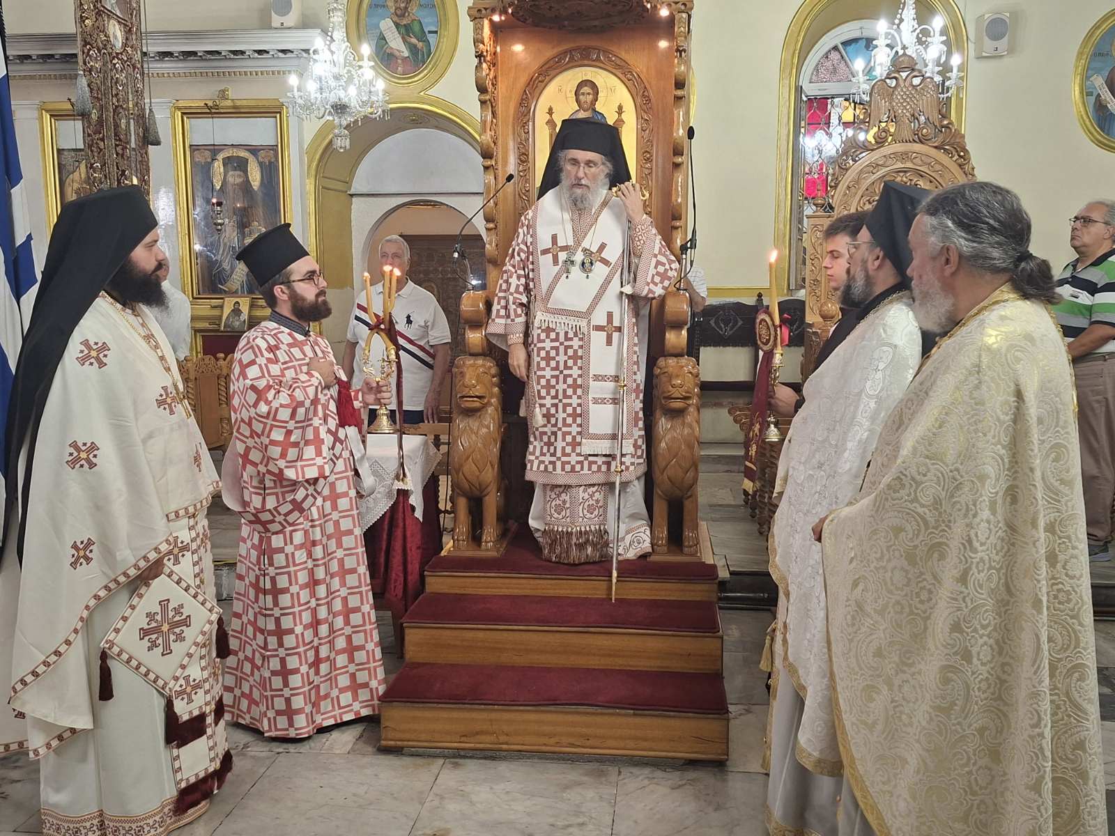Ο π. Λάζαρος αγιάζει το νερό πριν τις βαπτίσεις.