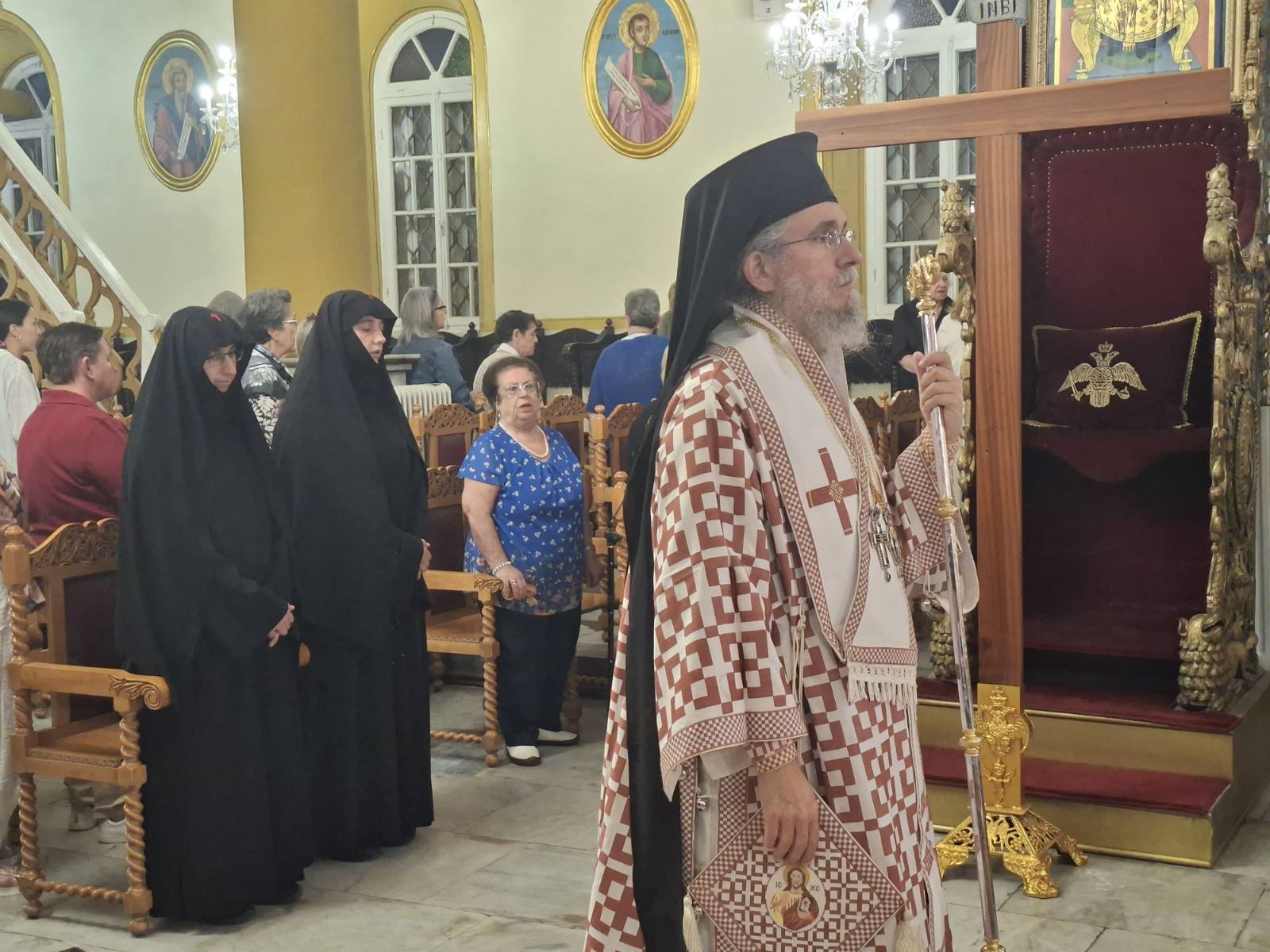 Ο π. Λάζαρος αγιάζει το νερό πριν τις βαπτίσεις.
