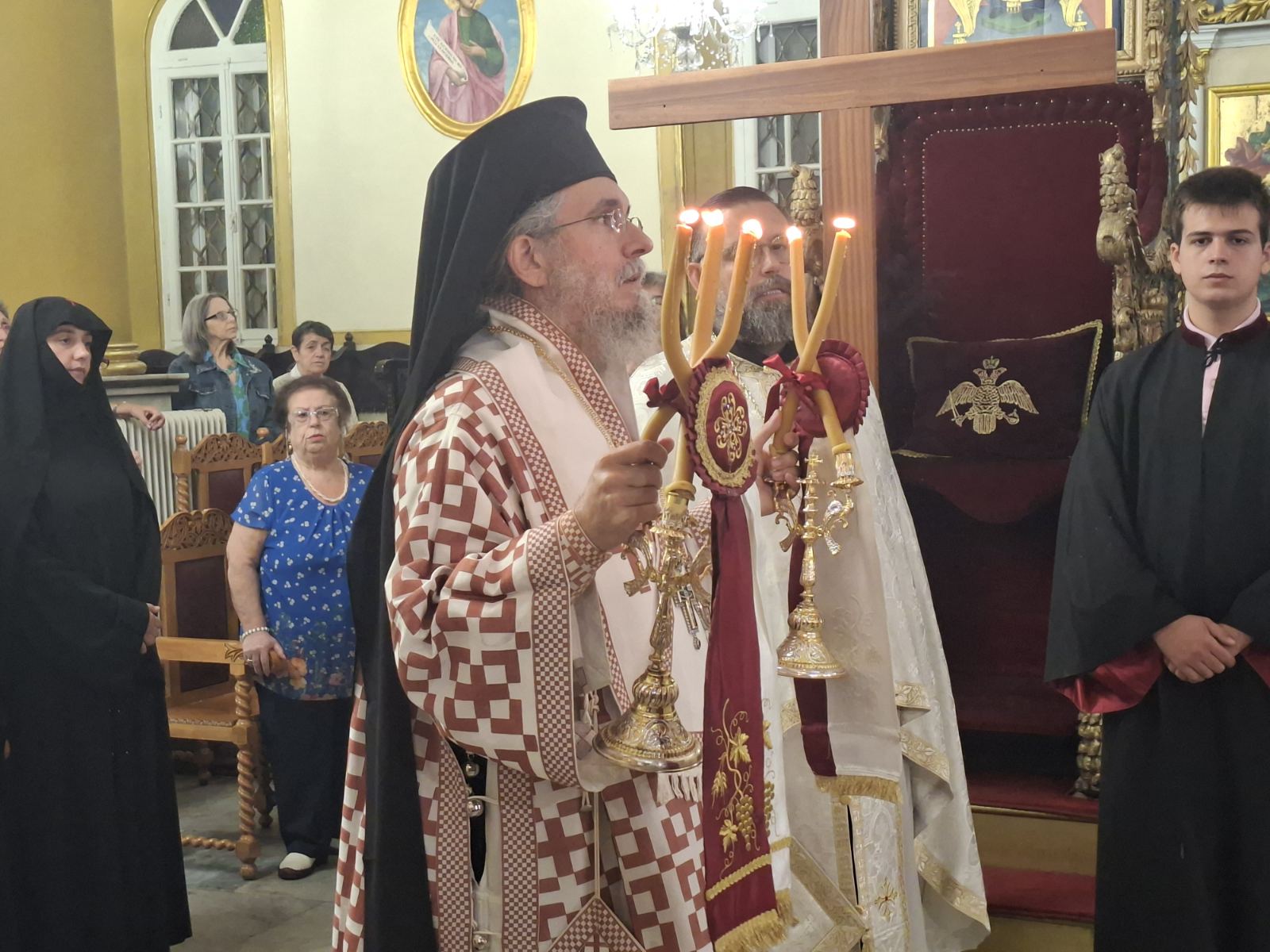 Ο π. Λάζαρος αγιάζει το νερό πριν τις βαπτίσεις.
