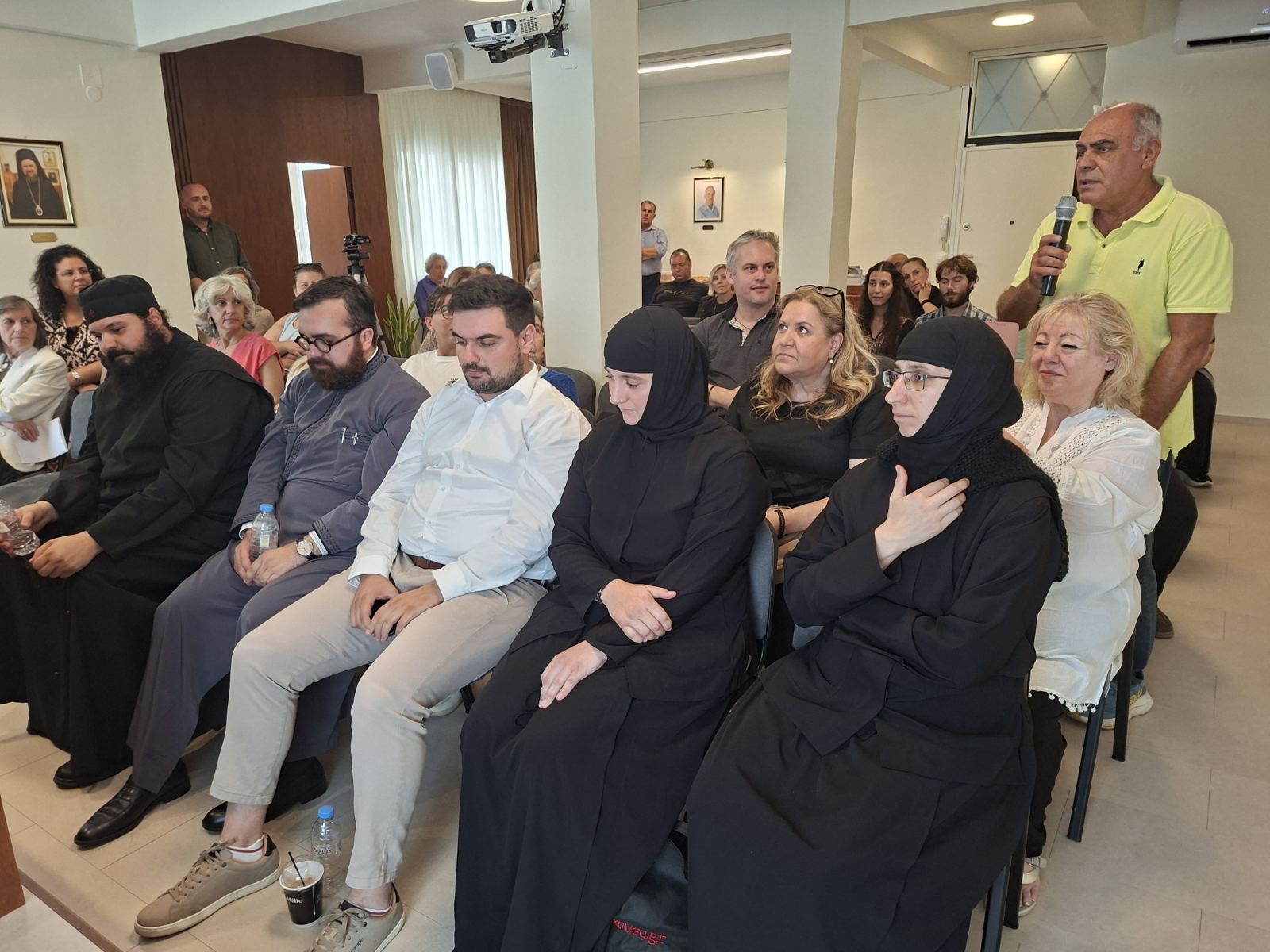 . Ο π. Λάζαρος κατά την επίσκεψη του στις φυλακές του Κολουέζι